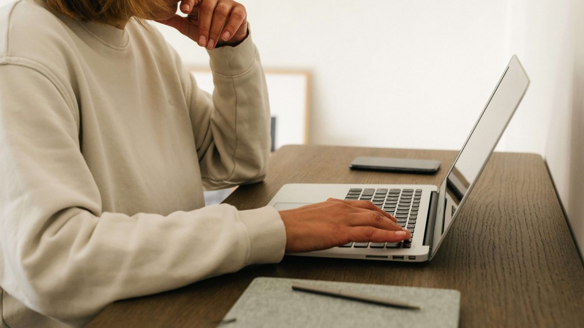 kaboompics_typing-on-laptop-home-office-desk-workspace-39011